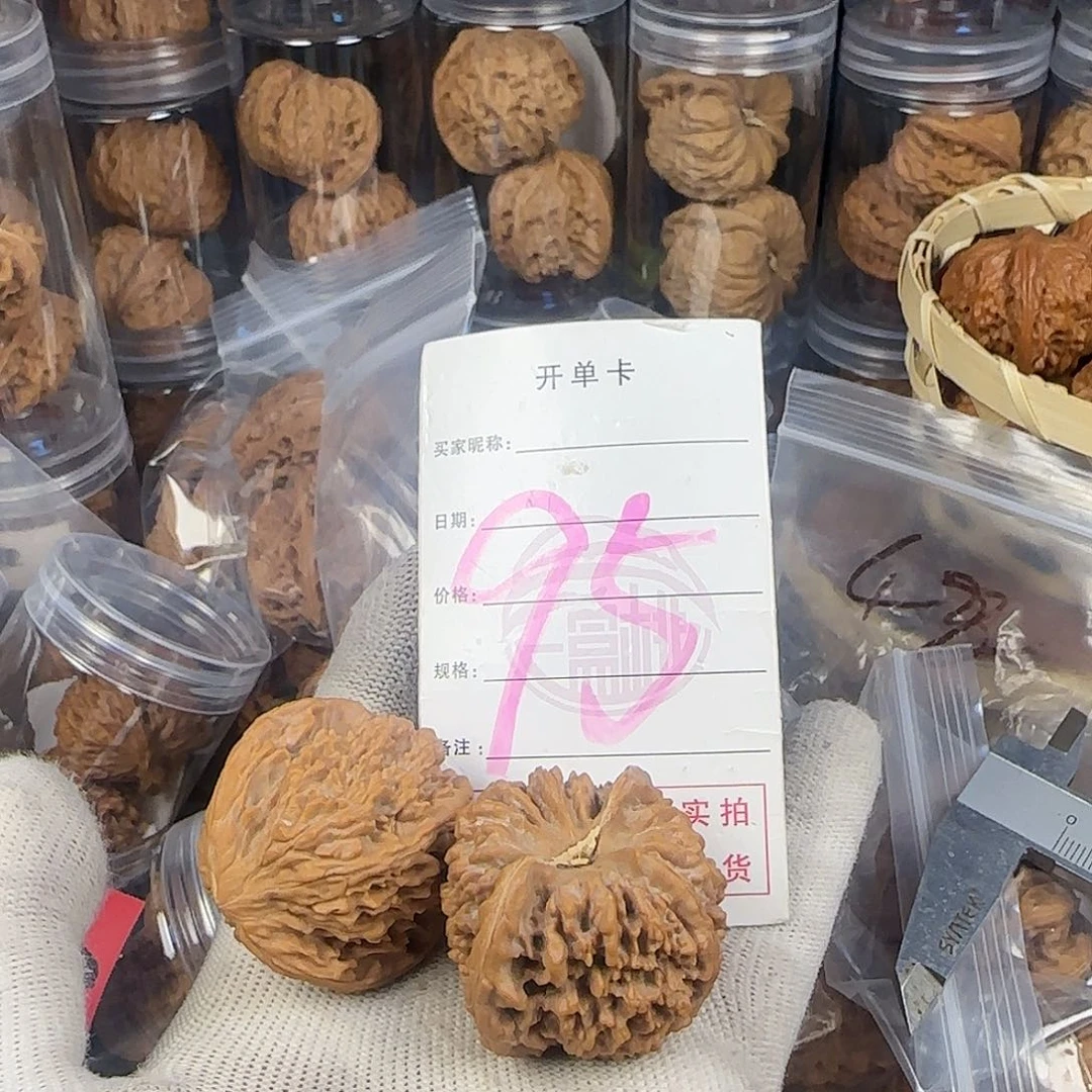 文玩核桃吊坠有磕碰