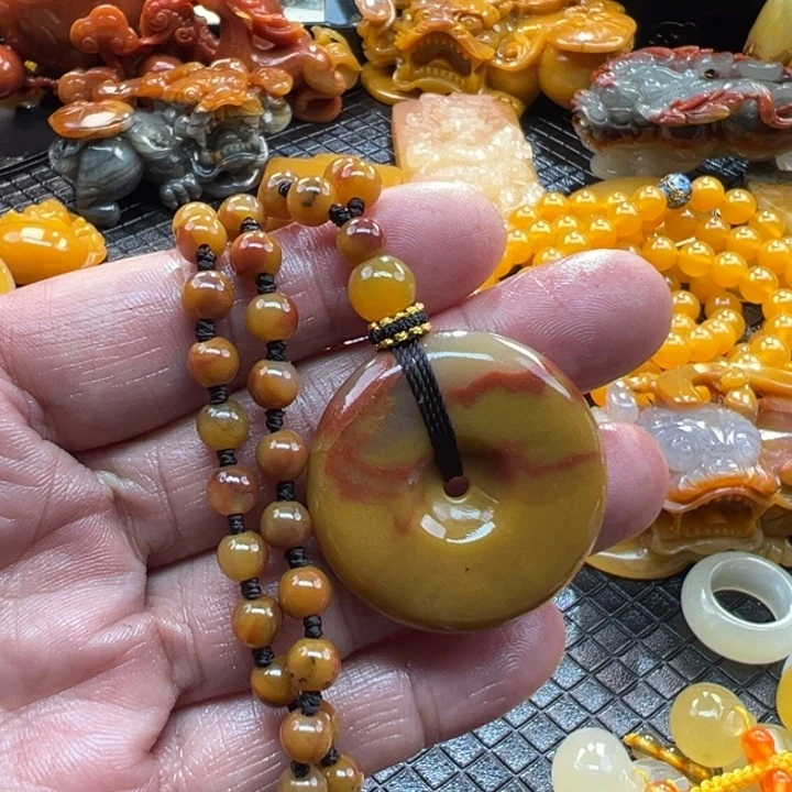 石英质玉（黄龙玉）颈饰未镶嵌