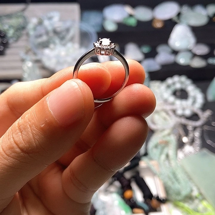 翡翠未镶嵌颈饰戒指