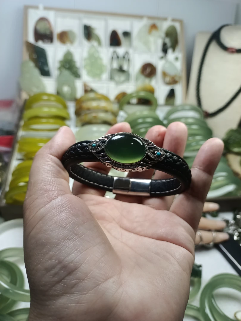 天然岫玉冰透玉面手牌