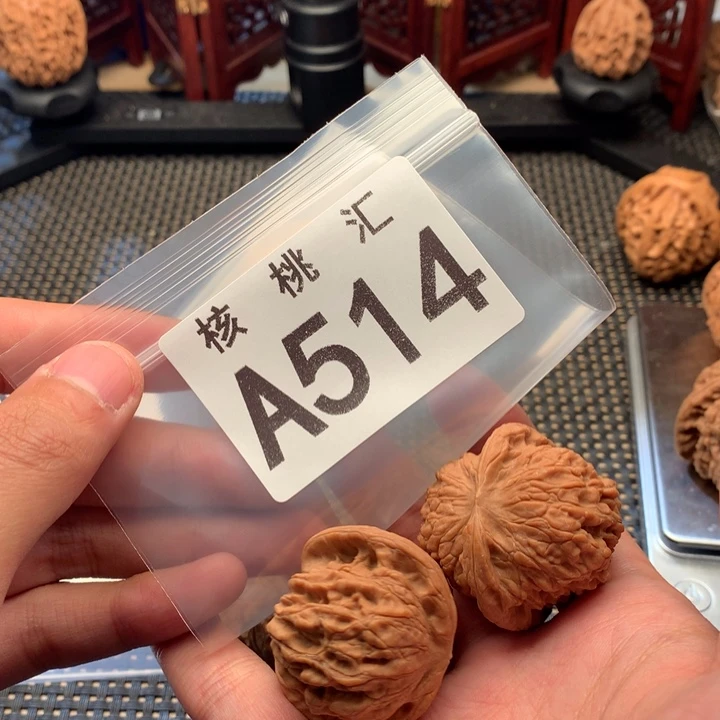 文玩核桃吊坠血麒麟