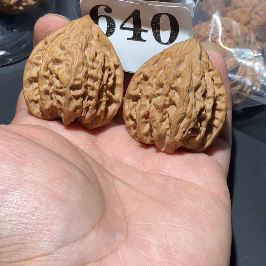 文玩核桃吊坠血灯笼