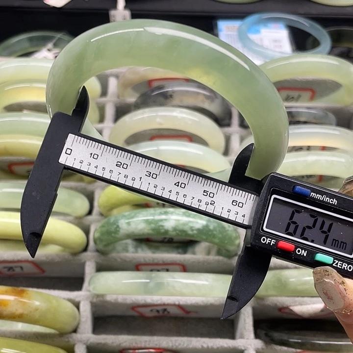 蛇纹石玉未镶嵌手镯98