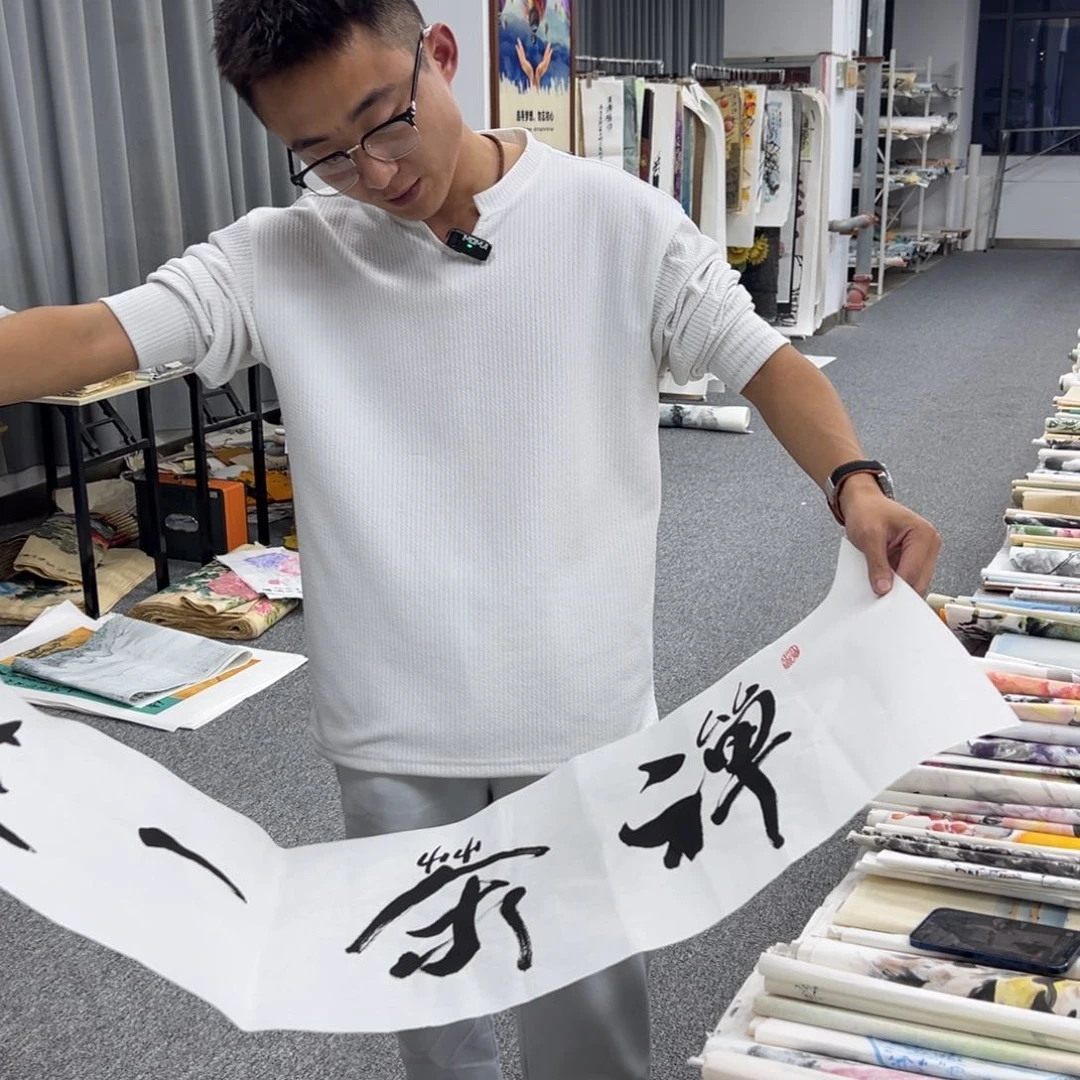 国画卖字画的小男孩