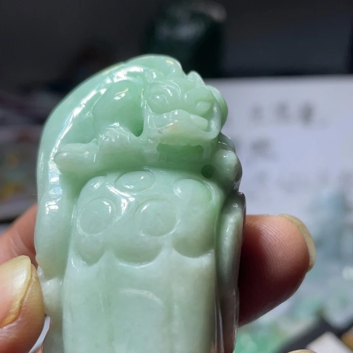 苏***：翡翠未镶嵌吊坠(不含链)