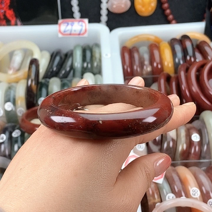 石英质玉手镯未镶嵌初*?