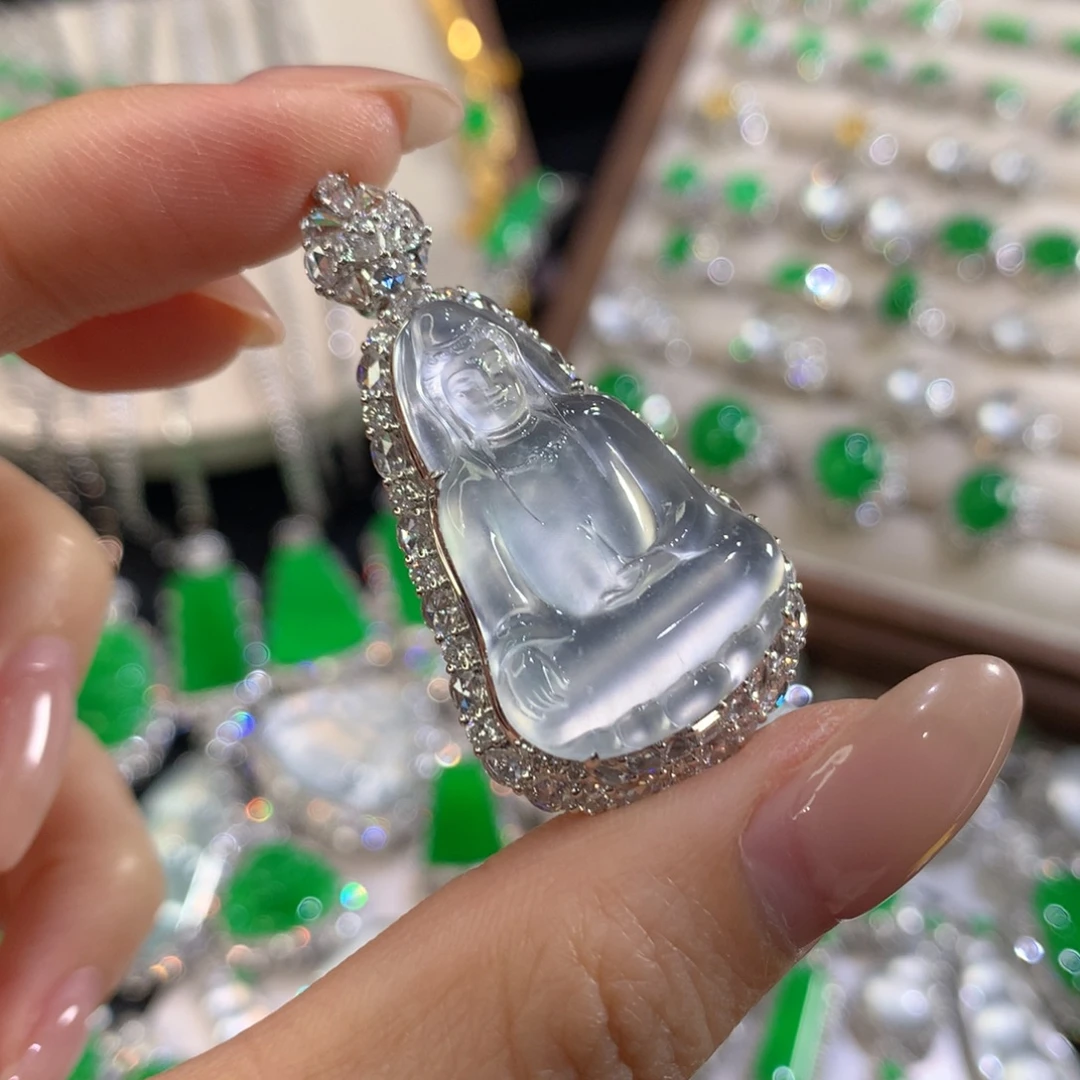 翡翠18K金镶嵌颈饰观音