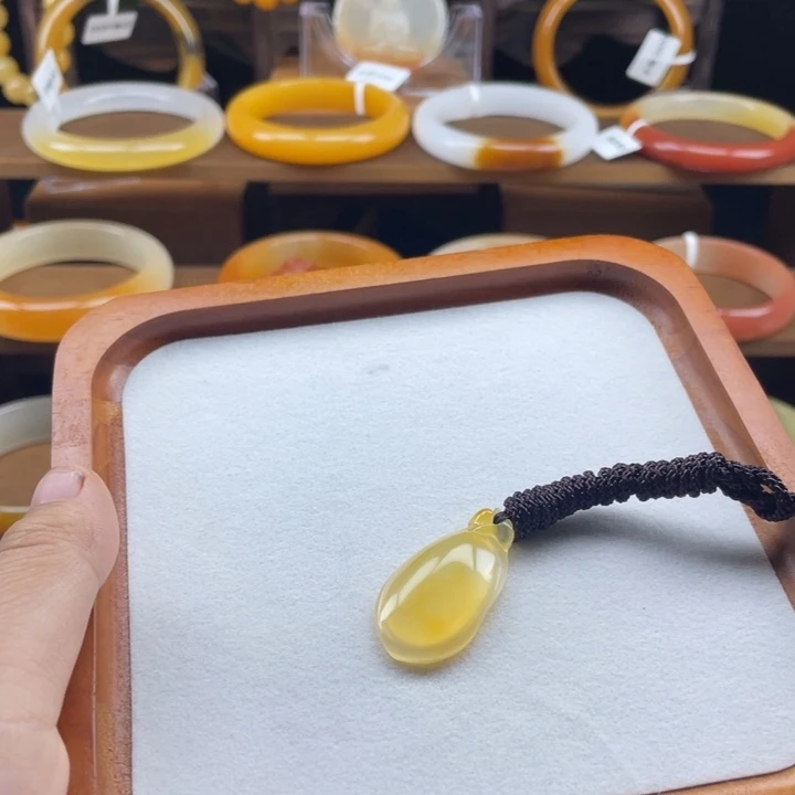 未镶嵌石英质玉（黄龙玉）颈饰福贝