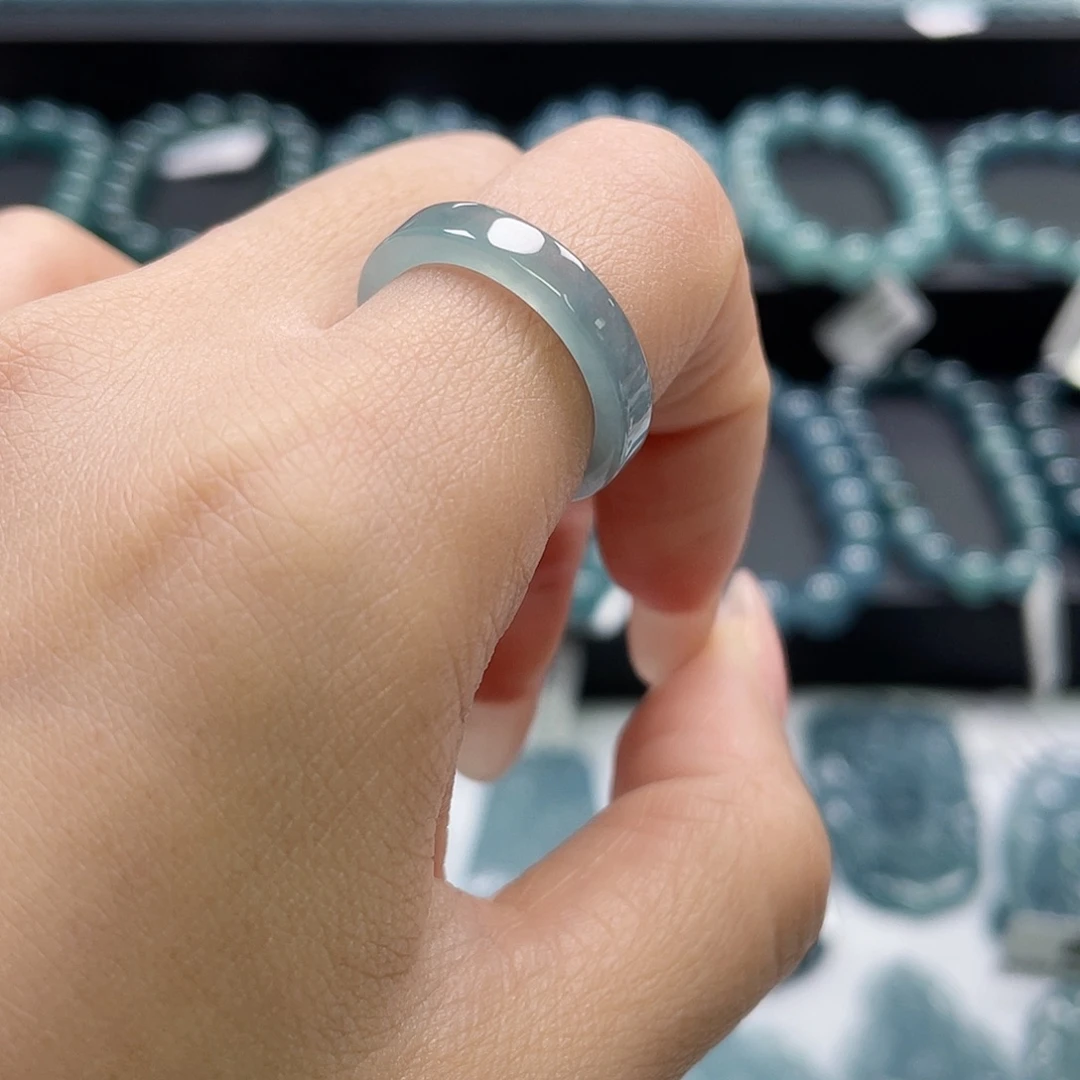 翡翠未镶嵌颈饰方戒