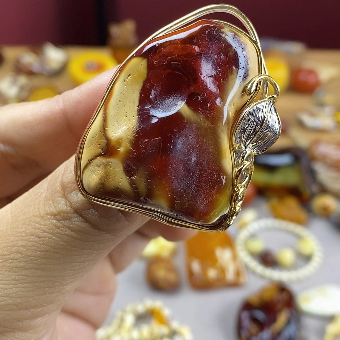 琥珀未镶嵌颈饰金白溶洞大戒指