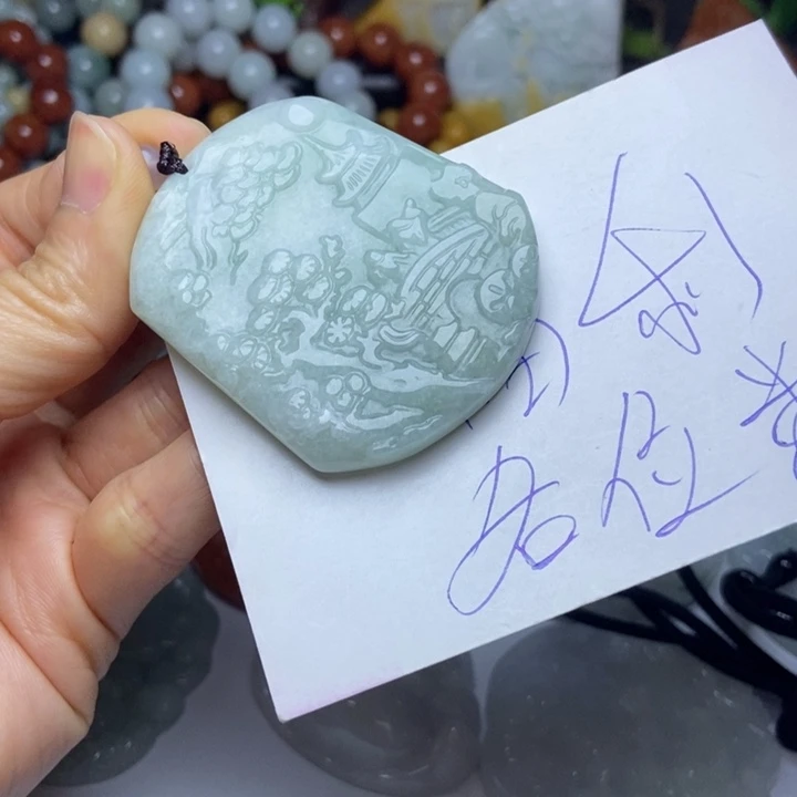 翡翠未镶嵌颈饰和*祥翡翠