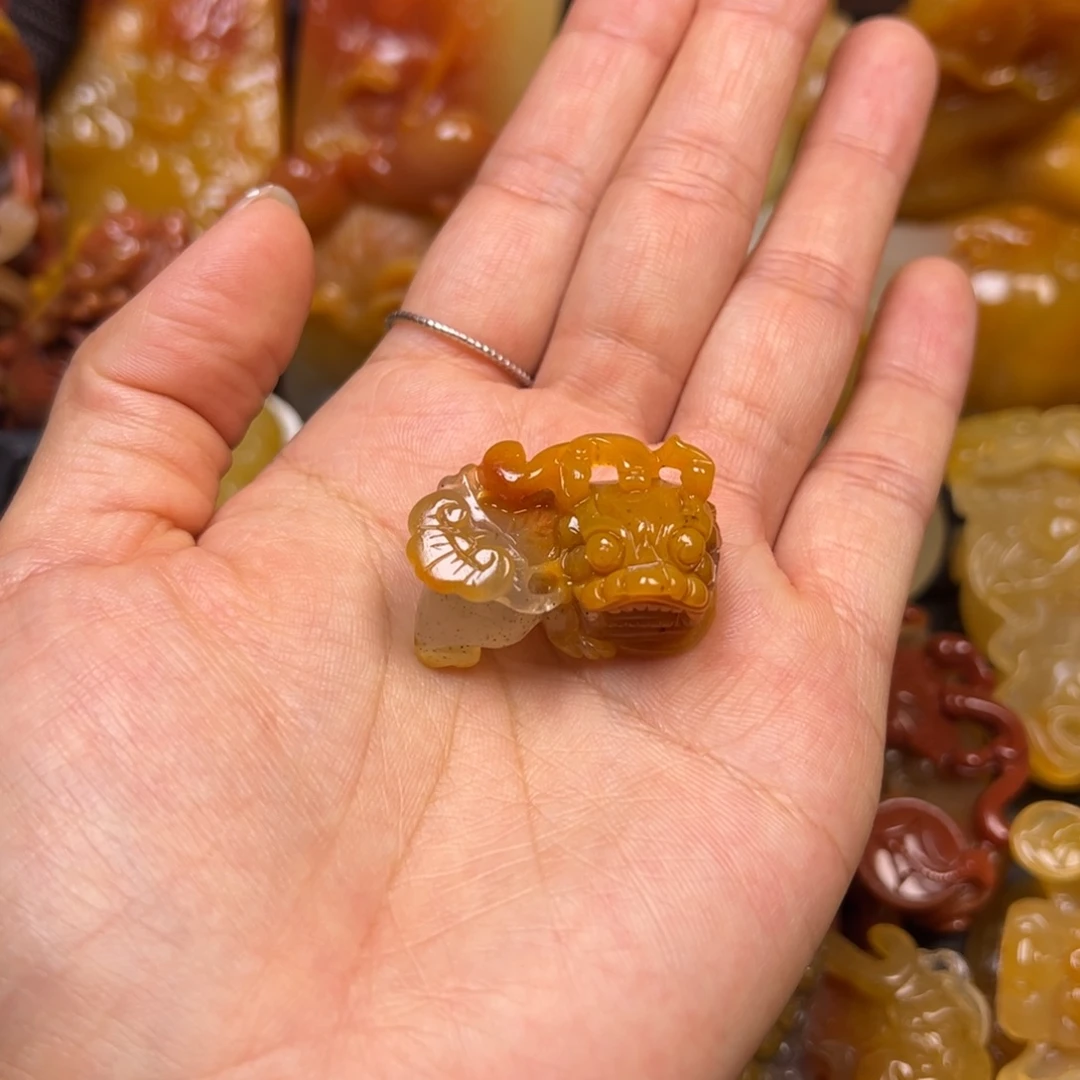 熊****石英质玉（黄龙玉）未镶嵌颈饰