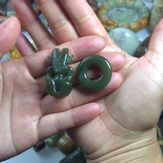 透闪石质玉未镶嵌吊坠(赠链)