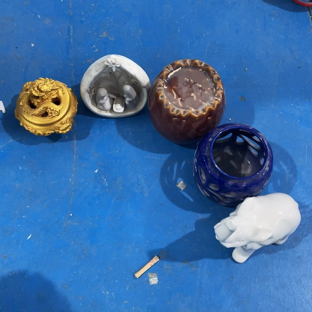 摆件?***?  磕碰。封釉。