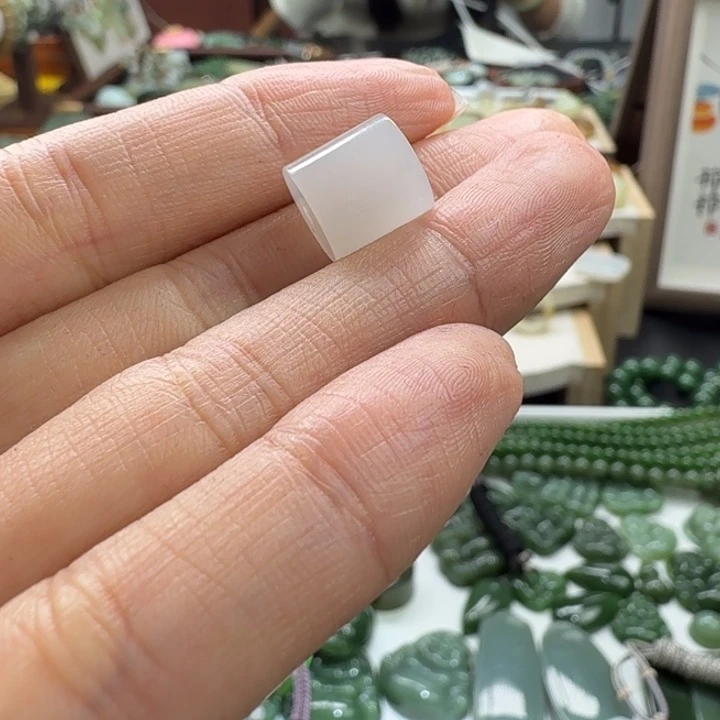 和田玉未镶嵌颈饰桶珠