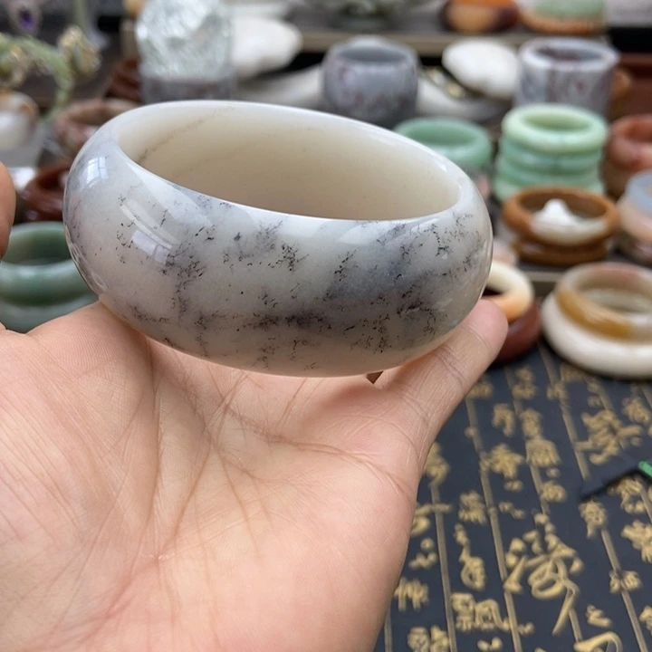 阳***姐石英质玉手镯未镶嵌