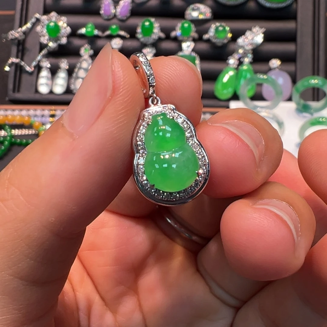 翡翠18K金镶嵌颈饰葫芦