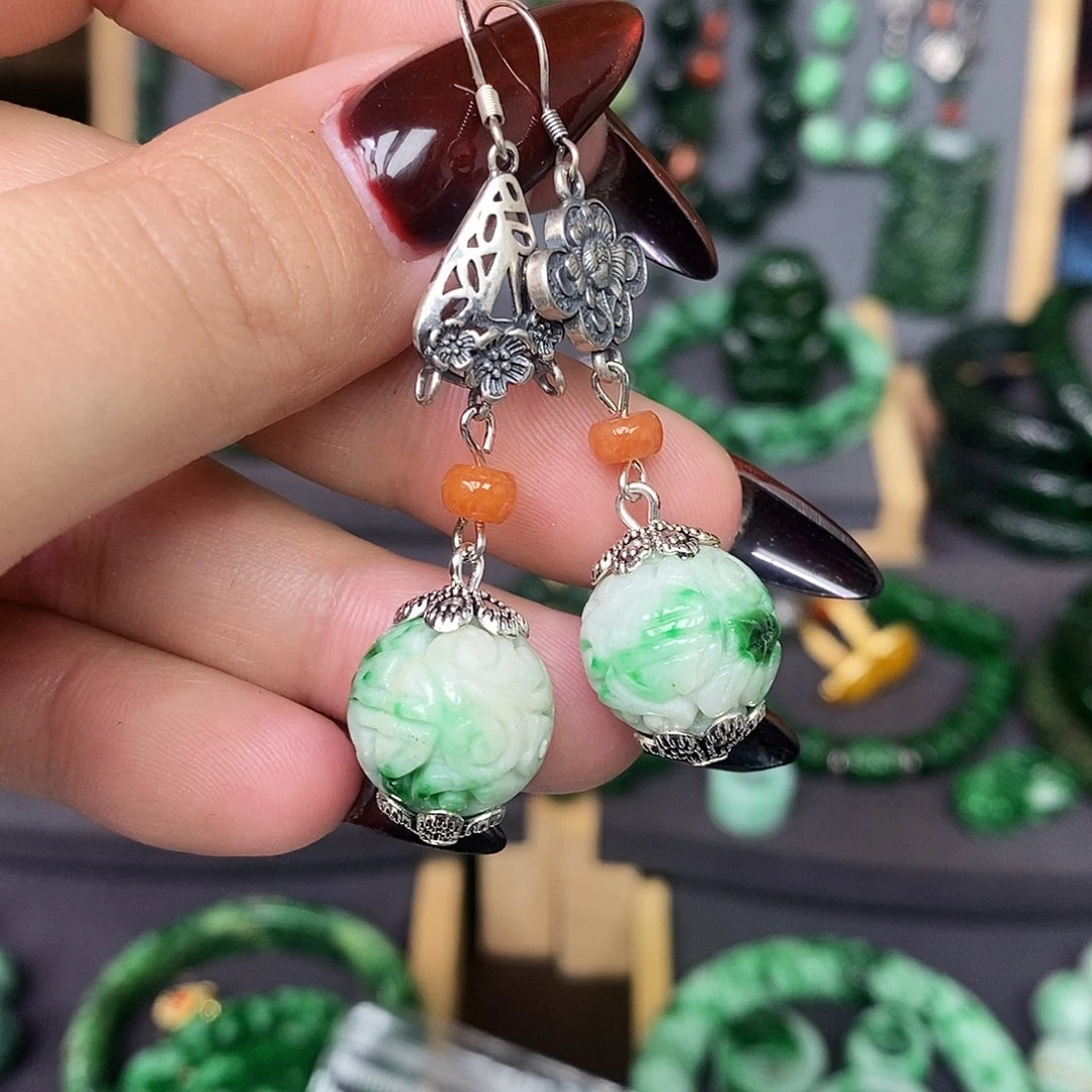 未镶嵌翡翠耳饰漂亮美眉