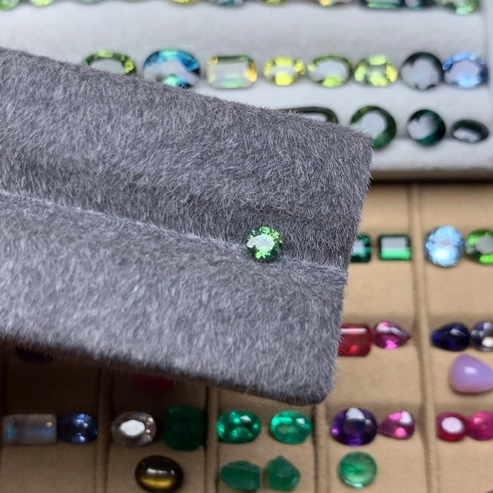 蓝宝石裸石未镶嵌