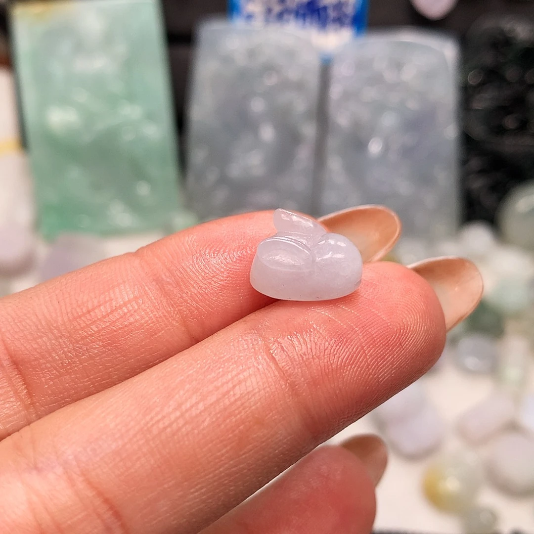 翡翠未镶嵌颈饰小兔子