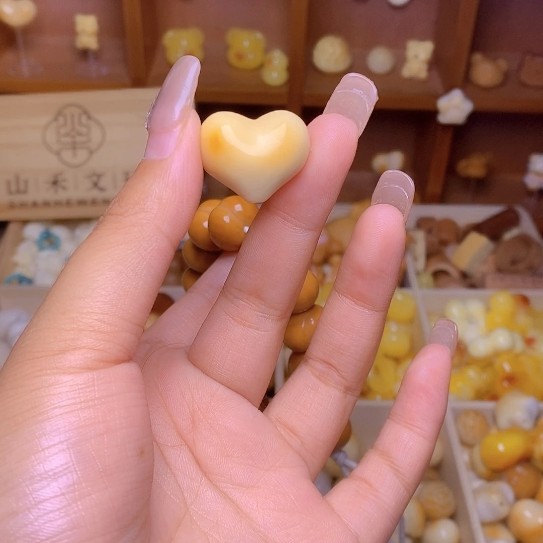 じ***ǐ猴头核桃吊坠爱心