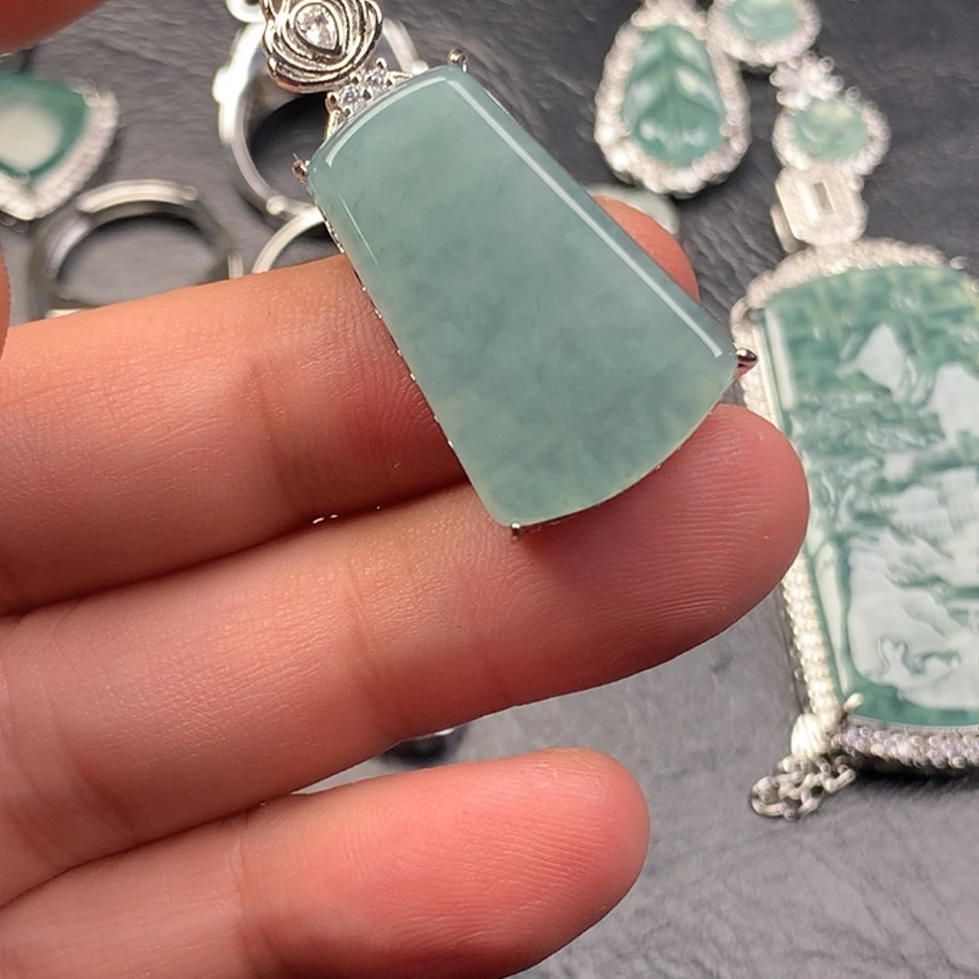 翡翠未镶嵌颈饰无事牌