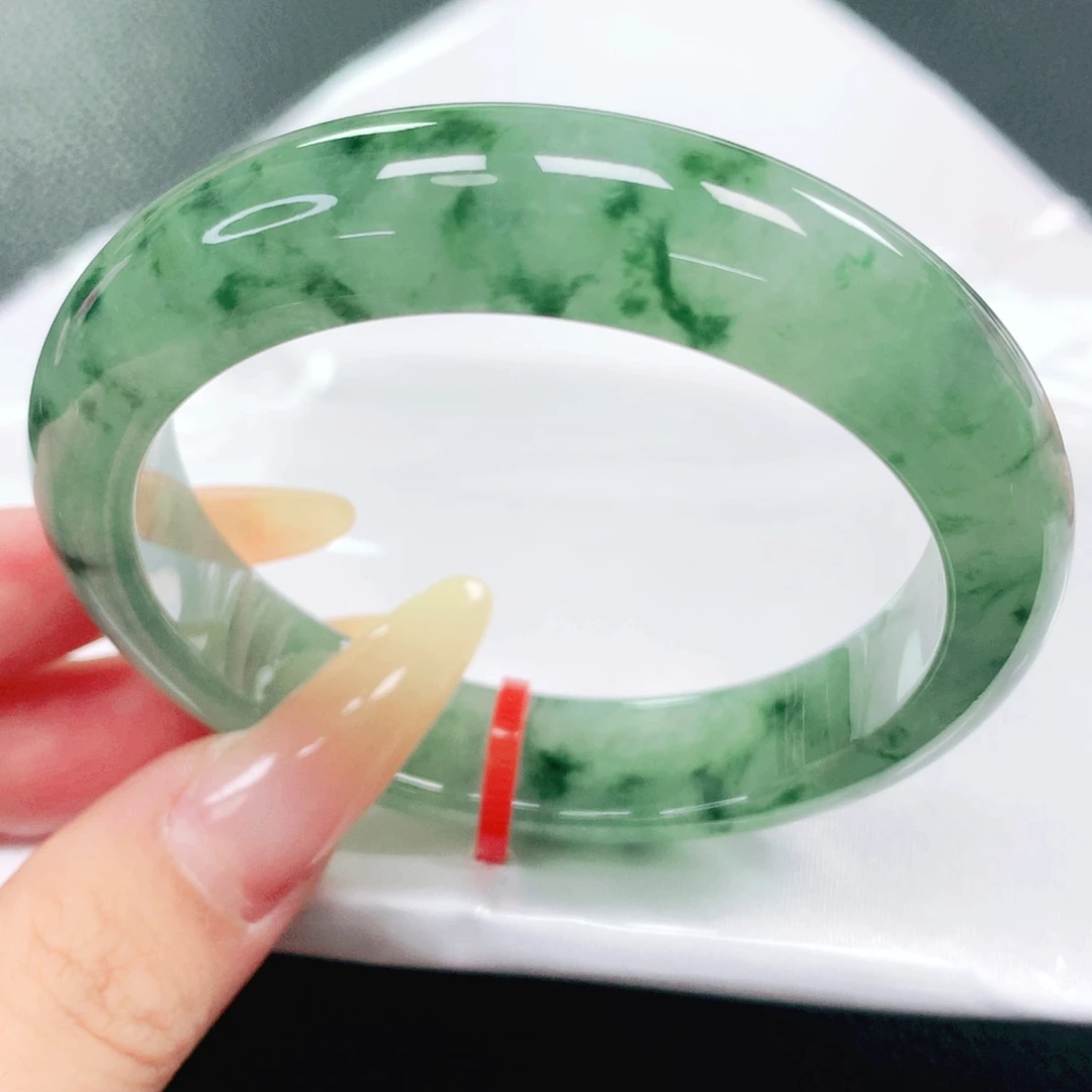 翡翠手镯未镶嵌54。