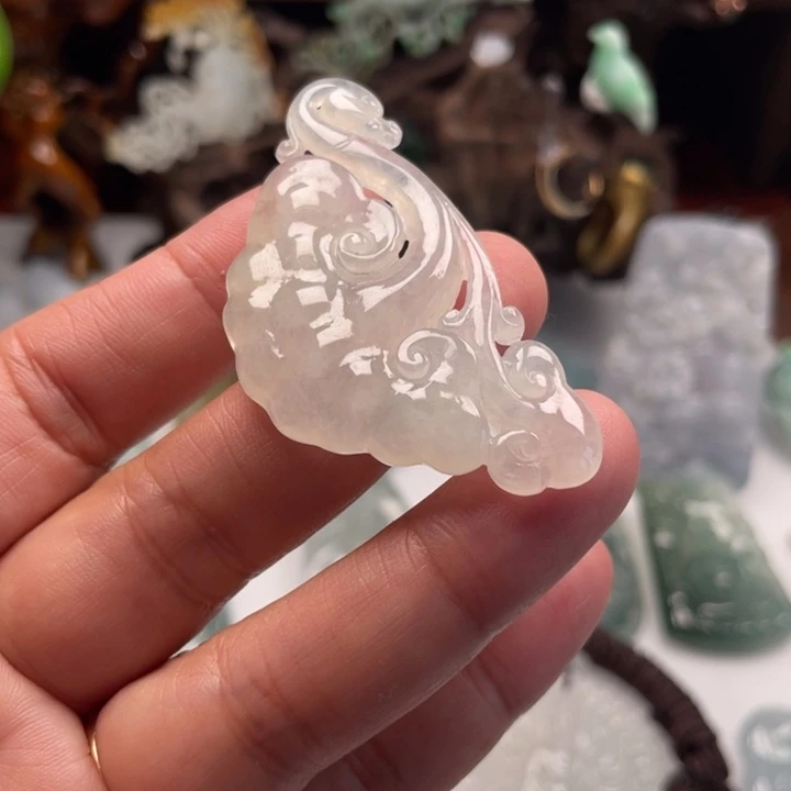 翡翠未镶嵌颈饰如意