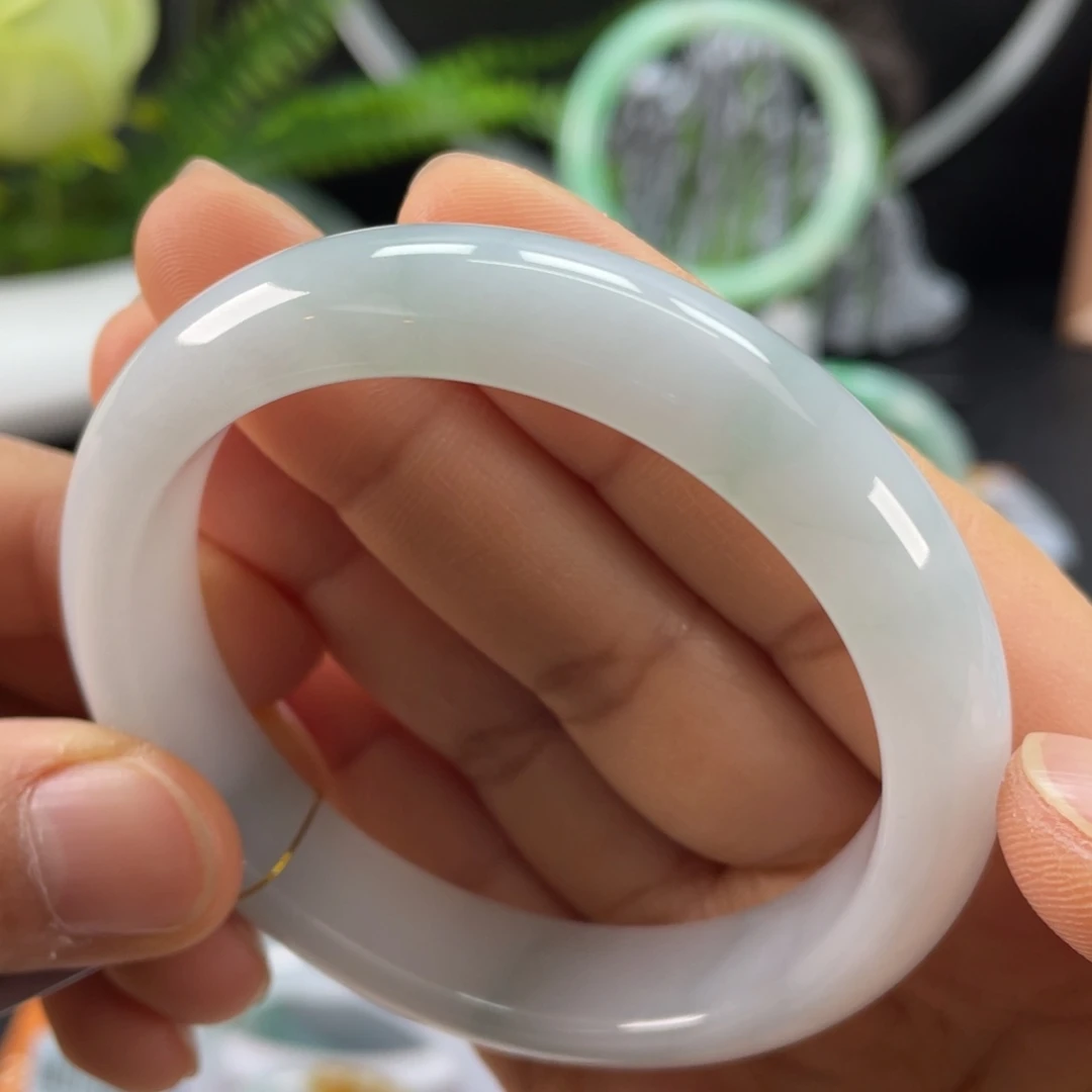 翡翠手镯未镶嵌牛奶胶条正圈