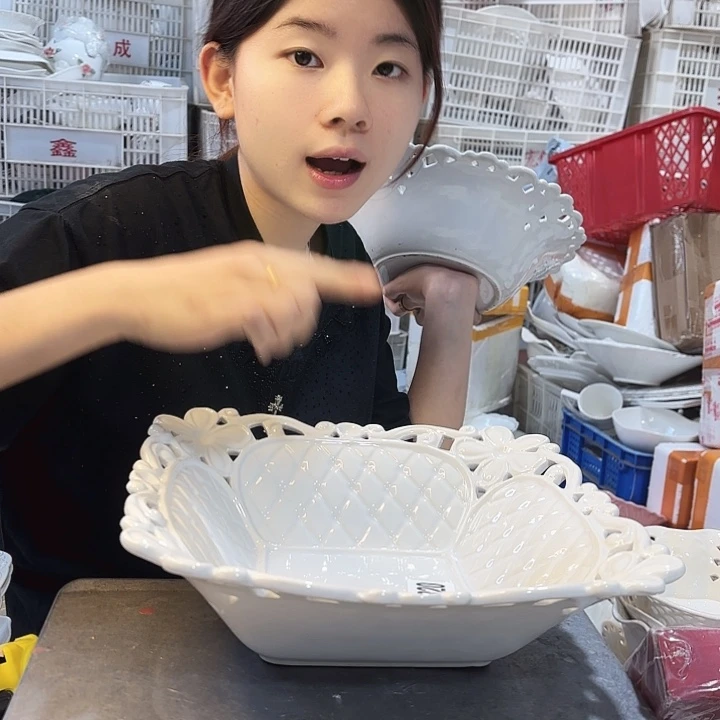 碟微瑕产品………颜色不正四方一个