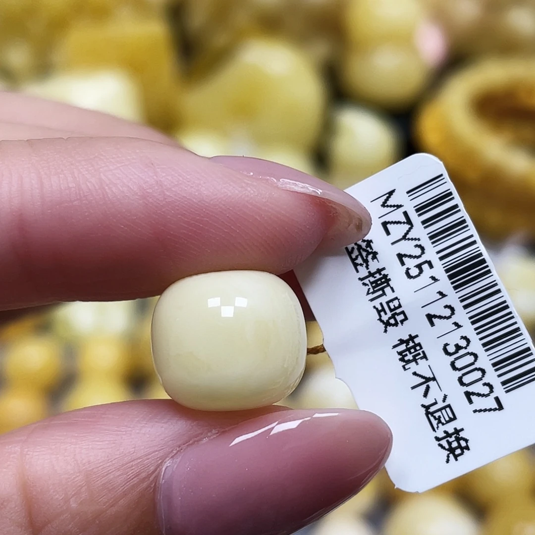 蜜蜡未镶嵌裸石12.2*11.1mm瑕