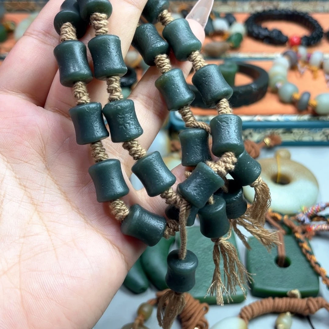 和田玉未镶嵌颈饰微瑕两个