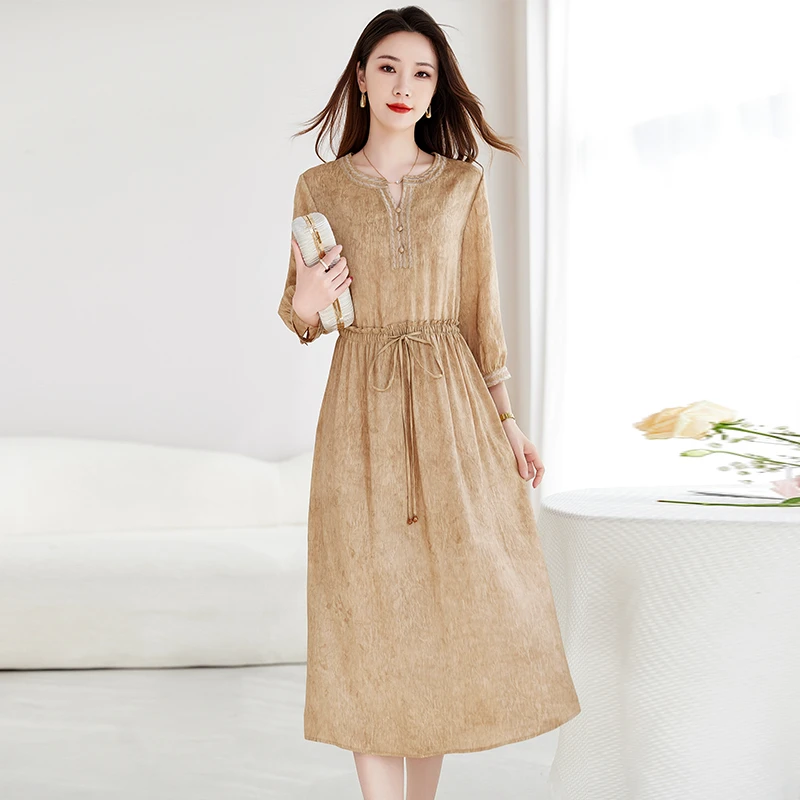 轻奢真丝亚麻名族风绣花连衣裙女V领妈妈抽绳显瘦桑蚕丝单层长裙