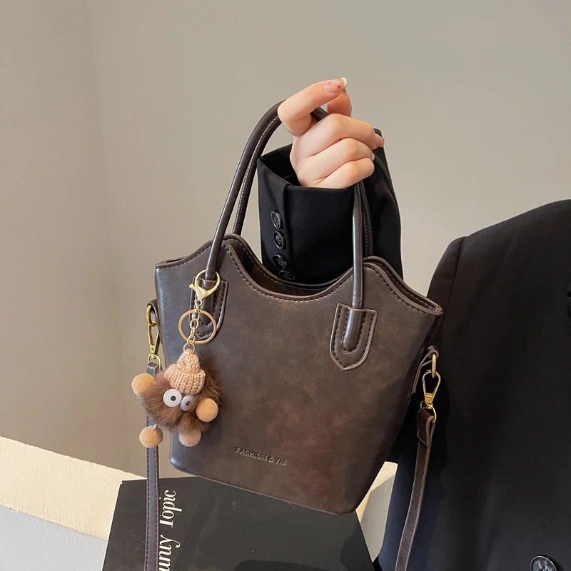 网红秋冬爆款女士斜跨手提小包包2024新款高级感水桶包百搭单肩包