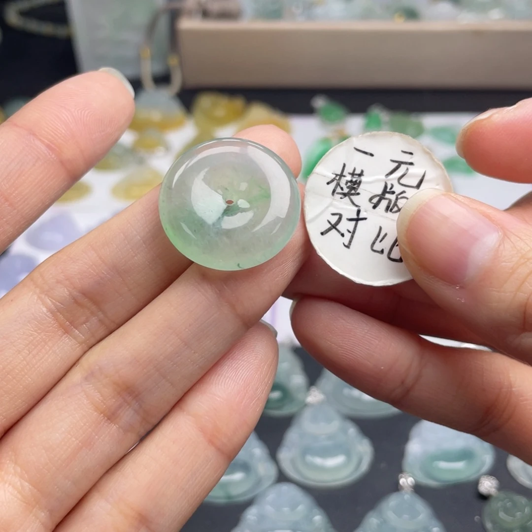 翡翠未镶嵌颈饰扣