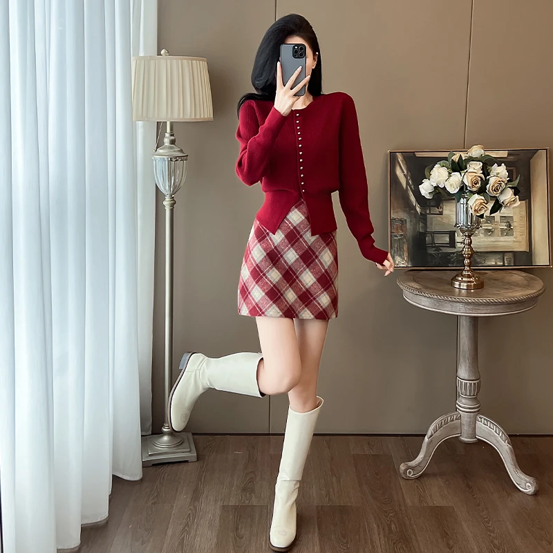 新年战袍时尚套裙女2025春季设计感洋气红色针织衫格子短裙两件套