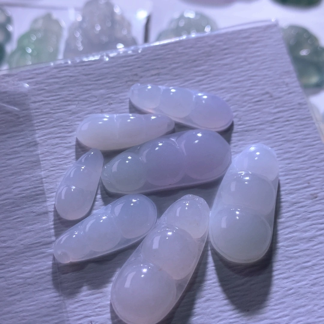 翡翠未镶嵌颈饰一手