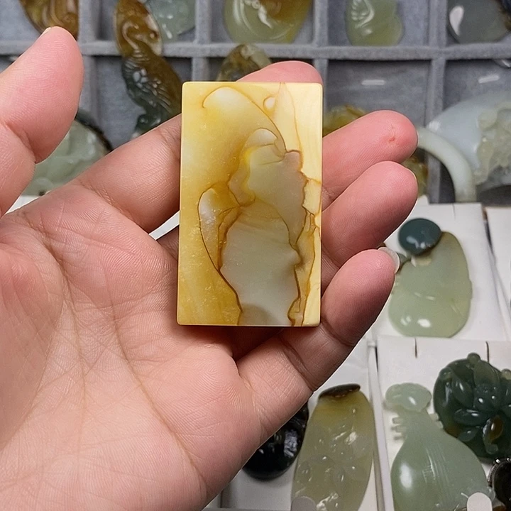周***刚蛇纹石玉未镶嵌颈饰