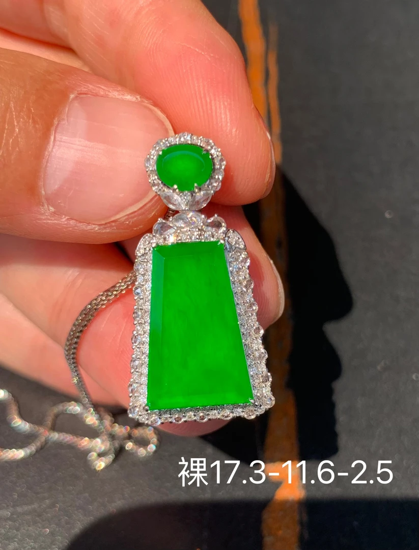 满绿牌翡翠无事牌吊坠