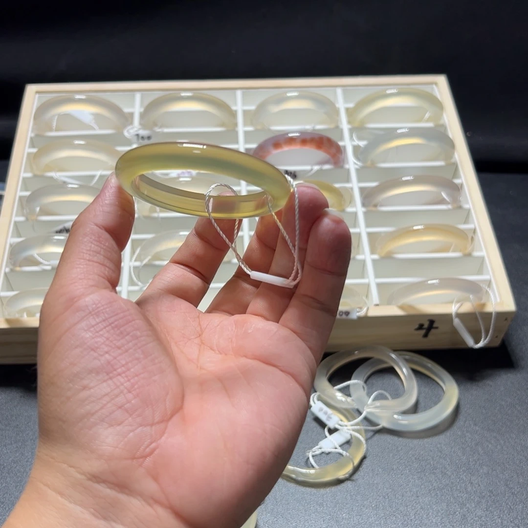 玛瑙/玉髓手镯未镶嵌Y***a