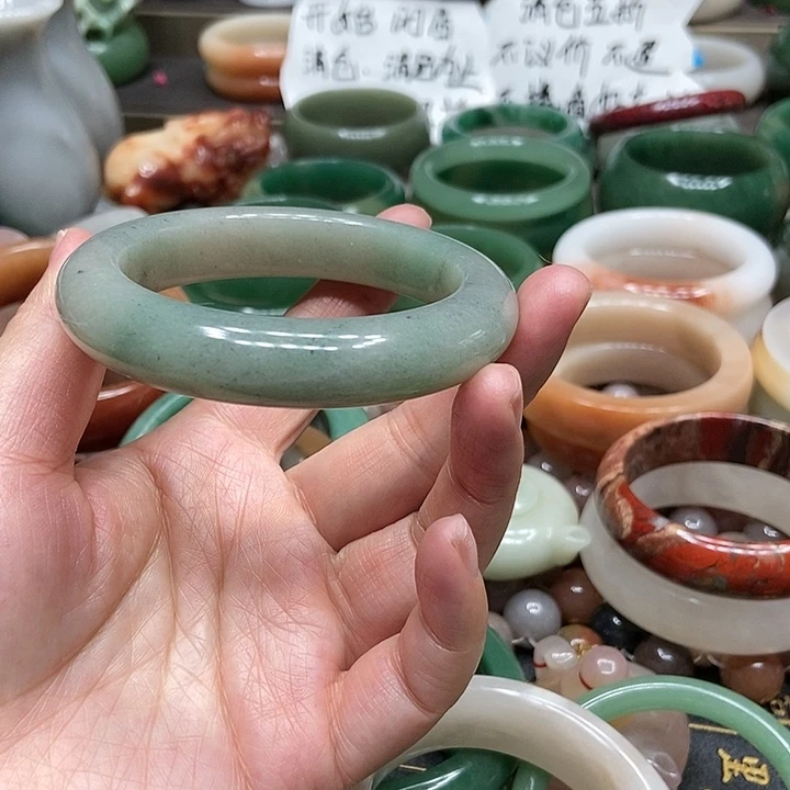 石英质玉手镯未镶嵌