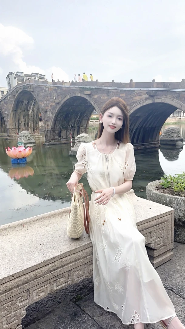 高级感法式设计感刺绣镂空连衣裙女2025夏季新款度假风气质长裙子