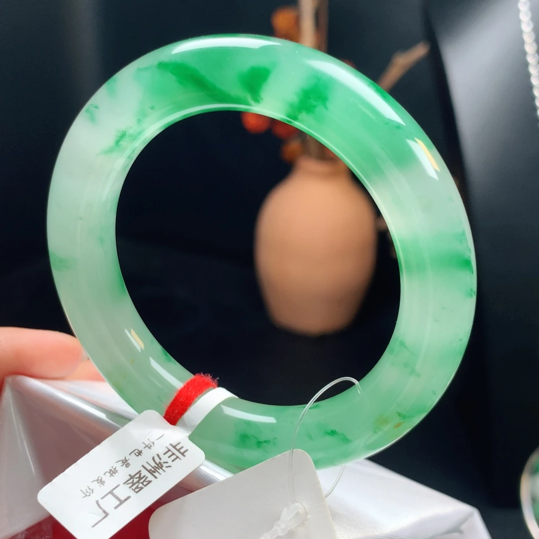 ****曼未镶嵌镯子石英质玉