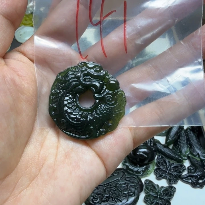 透闪石-蛇纹石玉吊坠未镶嵌