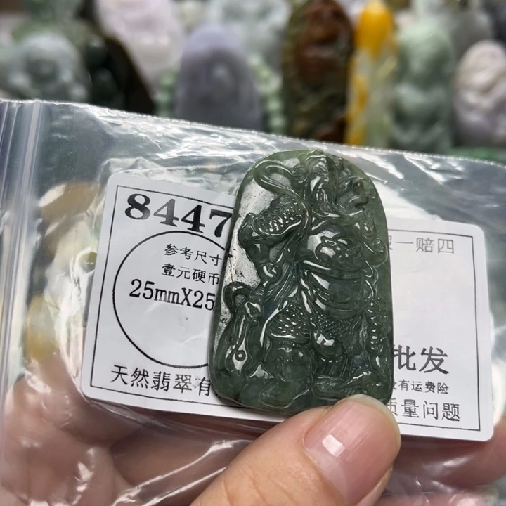 翡翠未镶嵌颈饰8447瑕疵
