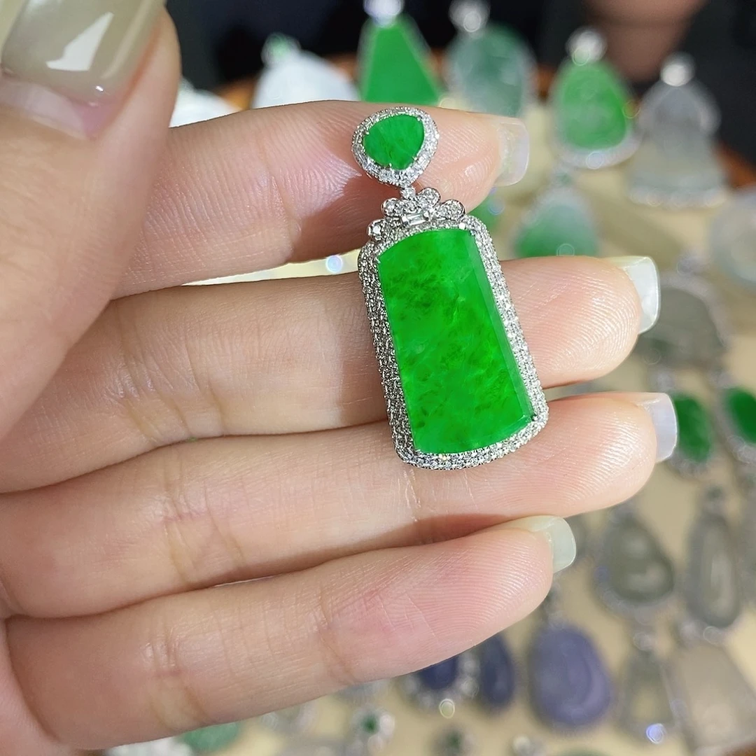 翡翠颈饰18K金镶嵌A货翡翠