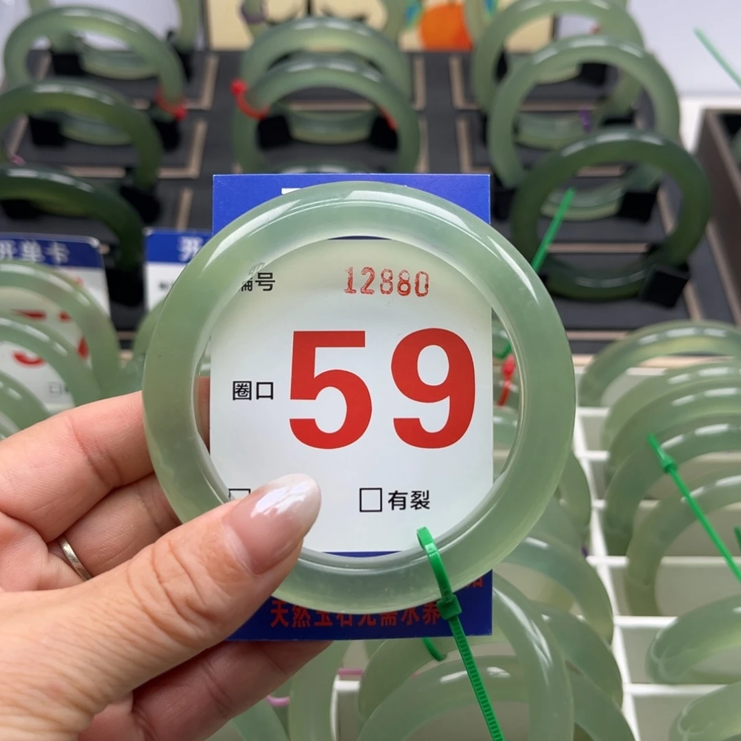 云***。蛇纹石玉未镶嵌手镯