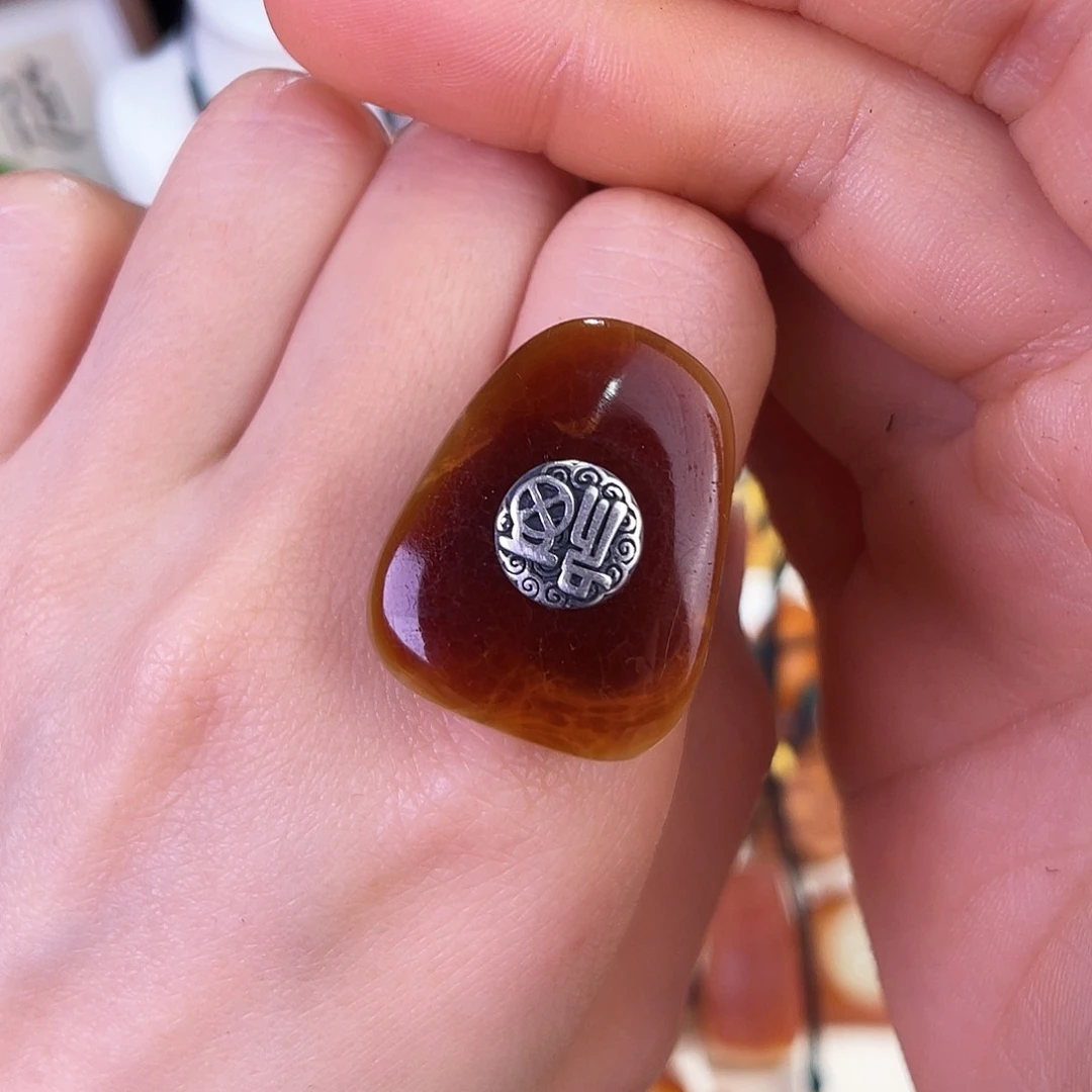 琥珀珠宝奇石未镶嵌。