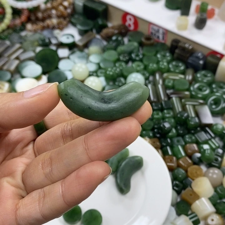 莫***馨和田玉（碧玉）未镶嵌挂件