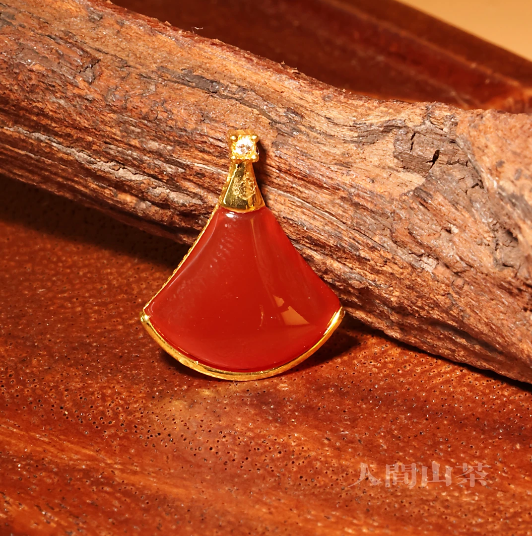 人间山茶 T3-2363 18K金玛瑙小裙子吊坠